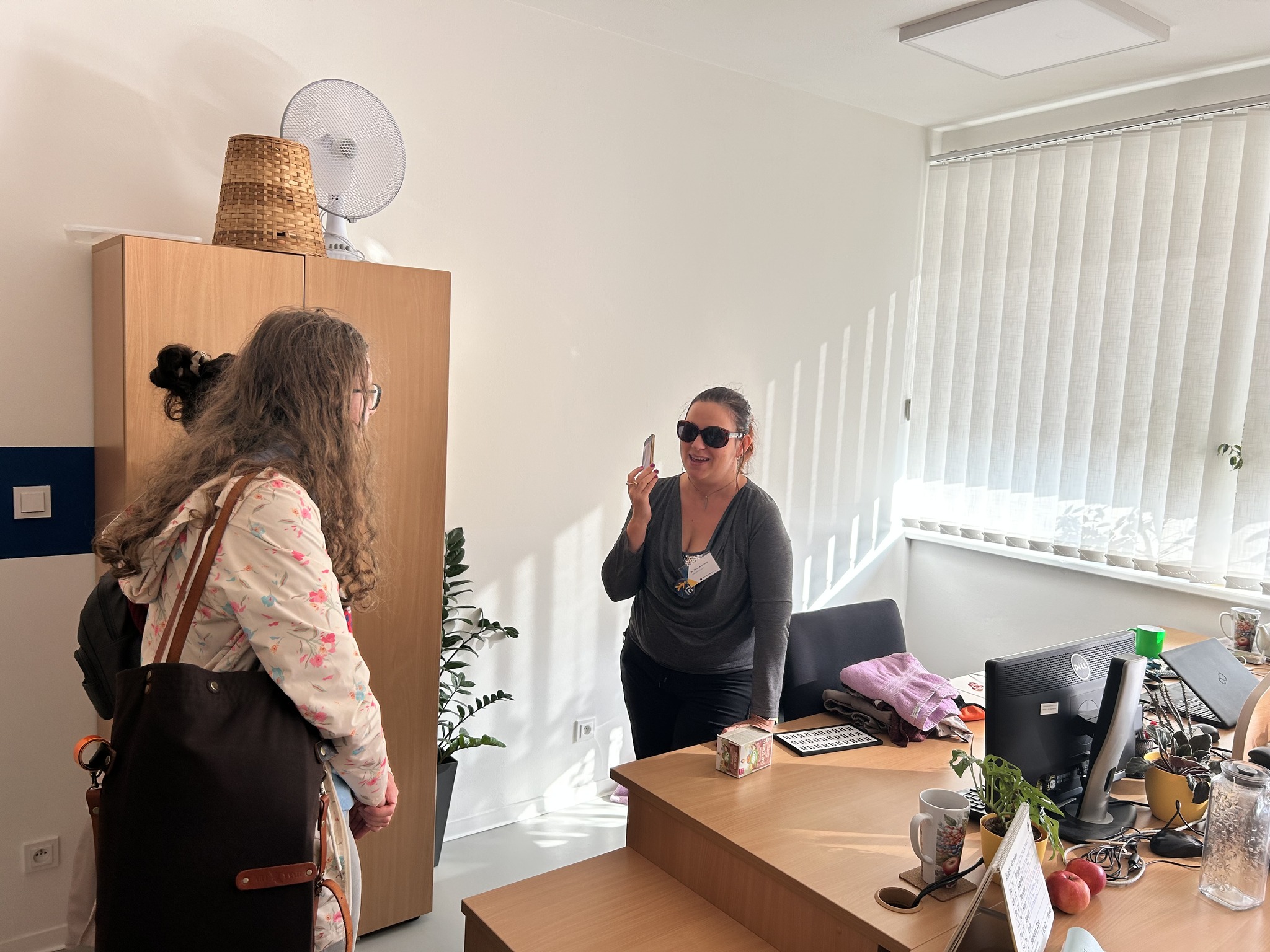 představení chytrých aplikací v telefonu návštěvníkům při Dni otevřených dveří