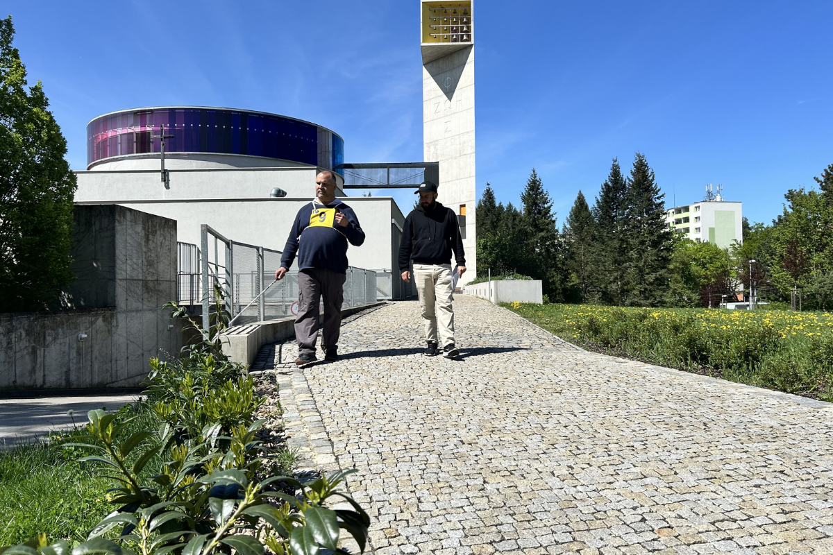 Foto účastníka minulého rořčníkuTyfloBrno 2025 doprovázeného dobrovolníkem